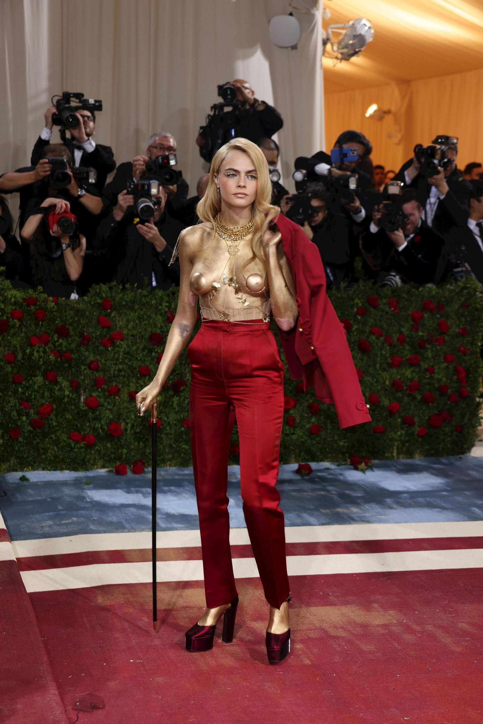 Cara Delevigne, con el torso desnudo pintado de oro. Cara Delevigne, con el torso desnudo pintado de oro.
