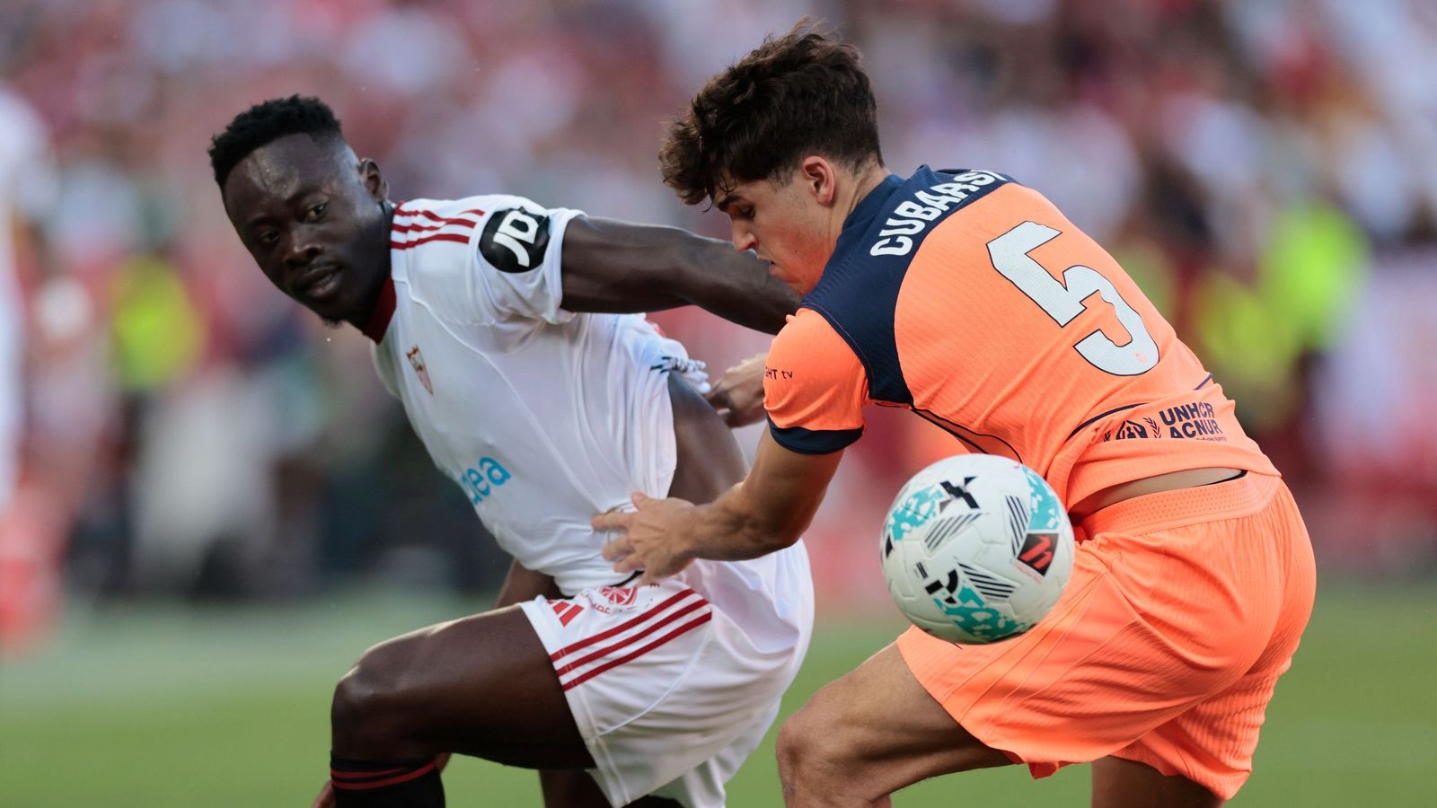 Akor Adams lucha por el balón con Pau Cubarsí