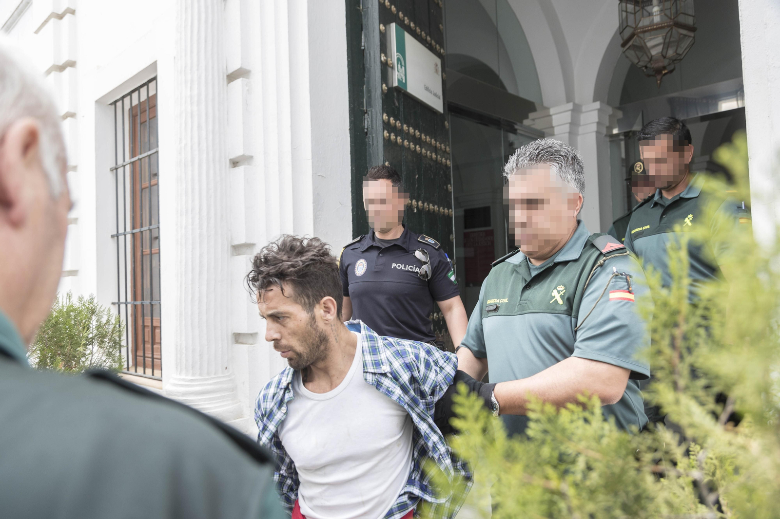 Alfonso García Rodríguez, el Gonso, a su salida de los juzgados de Carmona, a última hora de la mañana del lunes.
