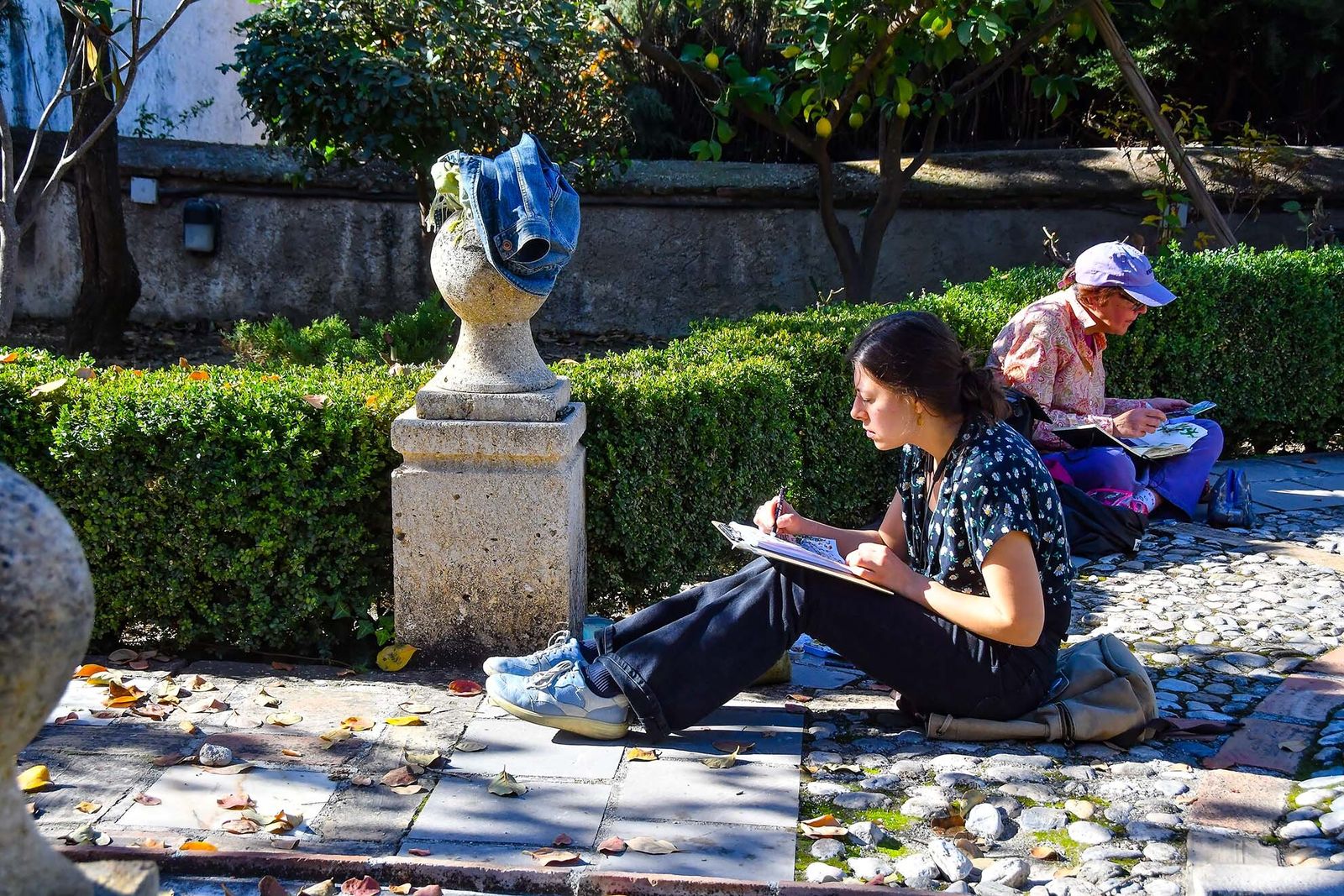 Dos de las participantes en el encuentro Patrimonio Dibujado del Aljibe del Rey.