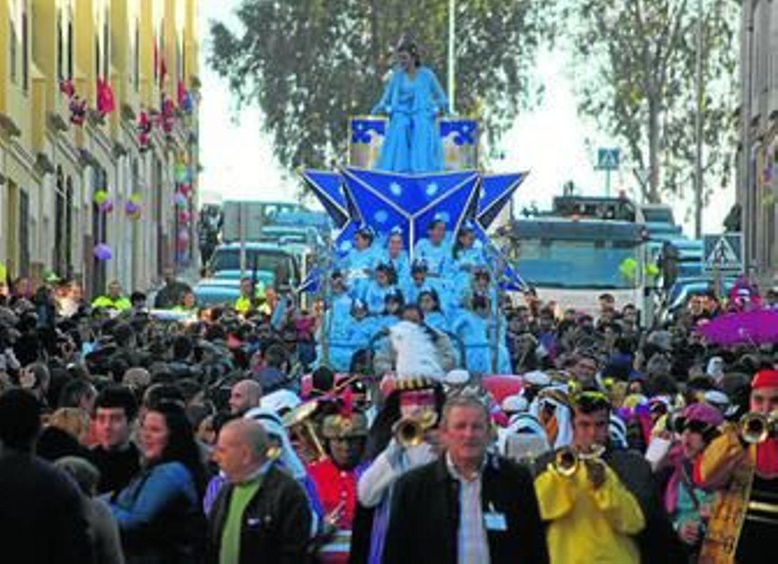 La cabalgata alcalareña, en su recorrido por la ciudad en la tarde de ayer.