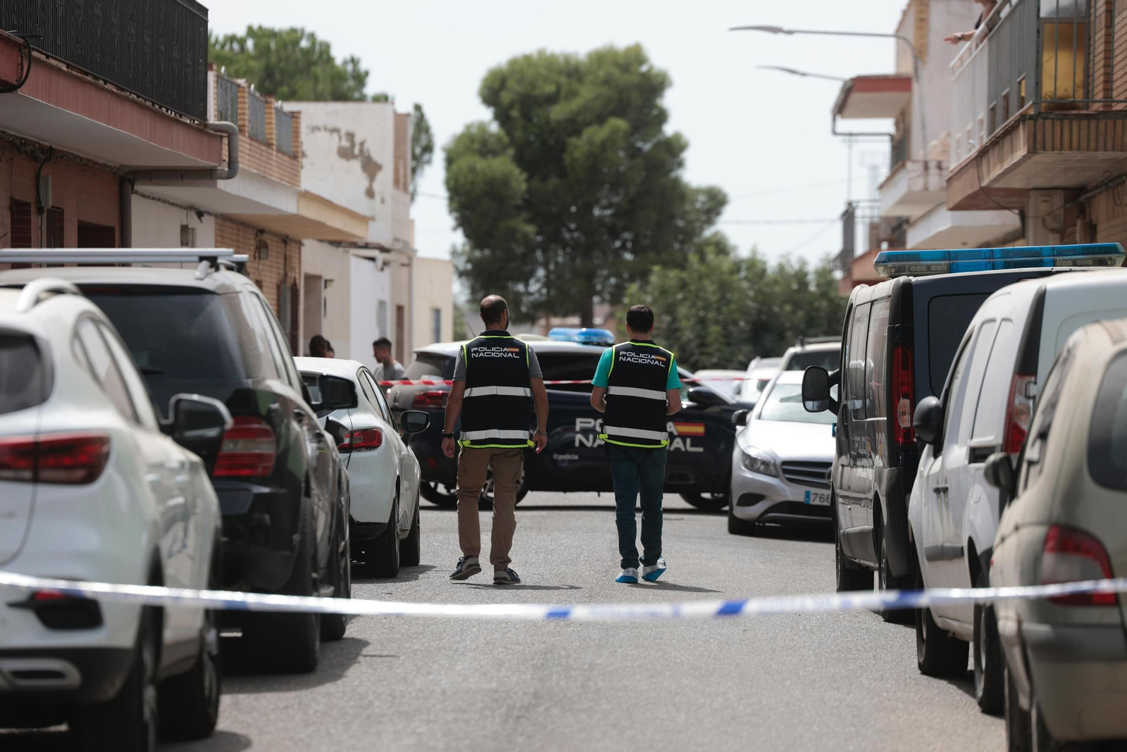 La Policía Nacional durante las investigaciones en la zona donde ha tenido lugar el crimen.