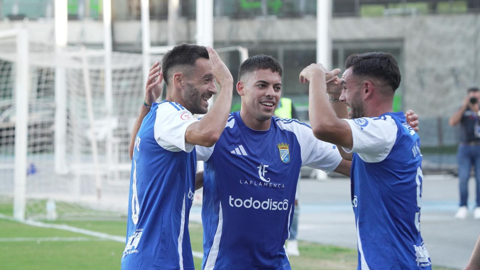 Iago y Charaf celebran junto a Nané el 2-0 el delantero.