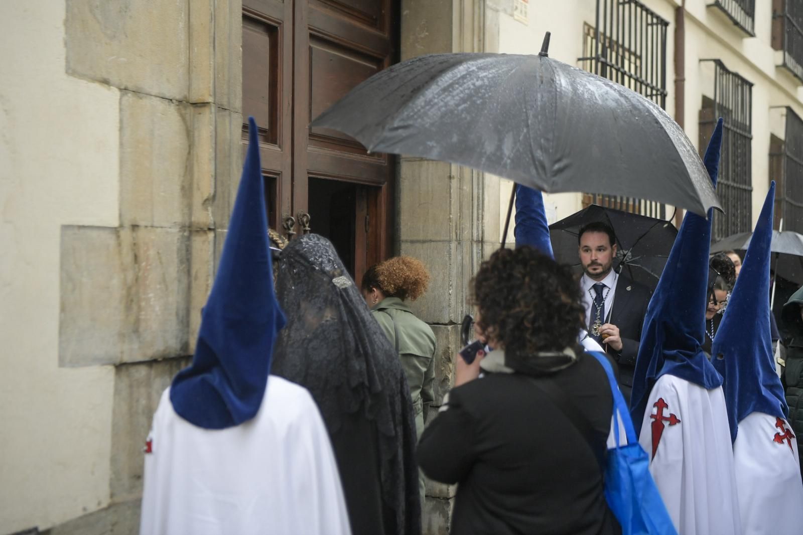Fotos: El Huerto de los Olivos secunda la decisión de no salir ante las condiciones meteorológicas