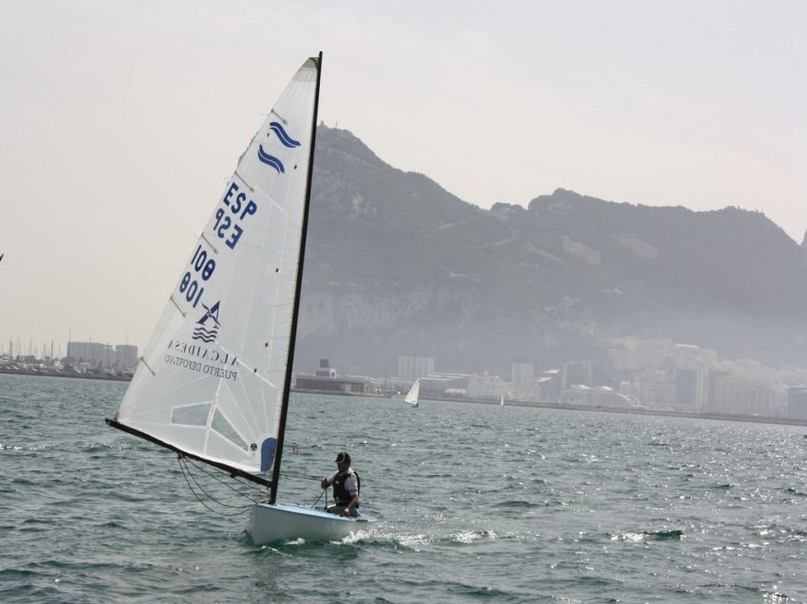 Un regatista, en la playa de Poniente de La Línea, escenario de la prueba