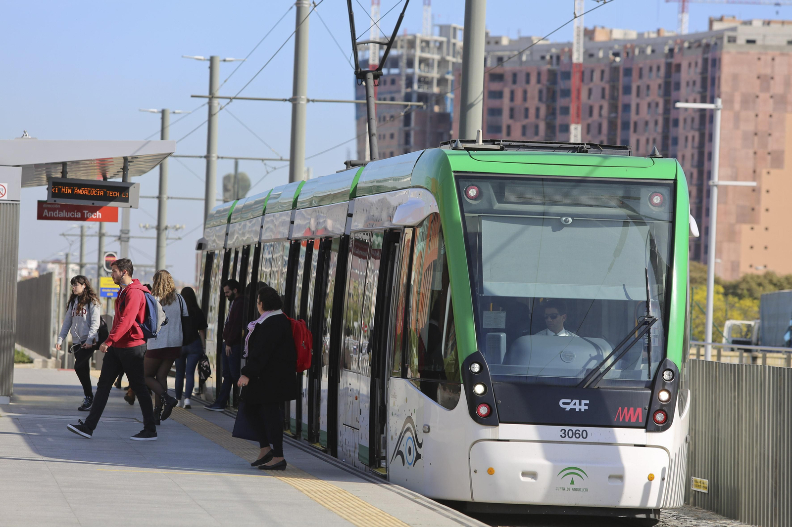 Un grupo de pasajeros se baja del Metro de Málaga.