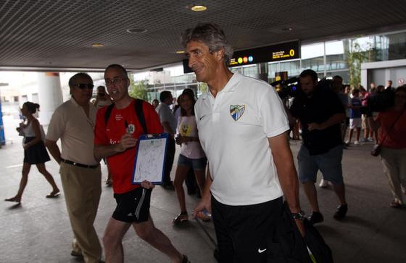 Llegada del club al aeropuerto de Málaga 

Foto: Migue Fernández