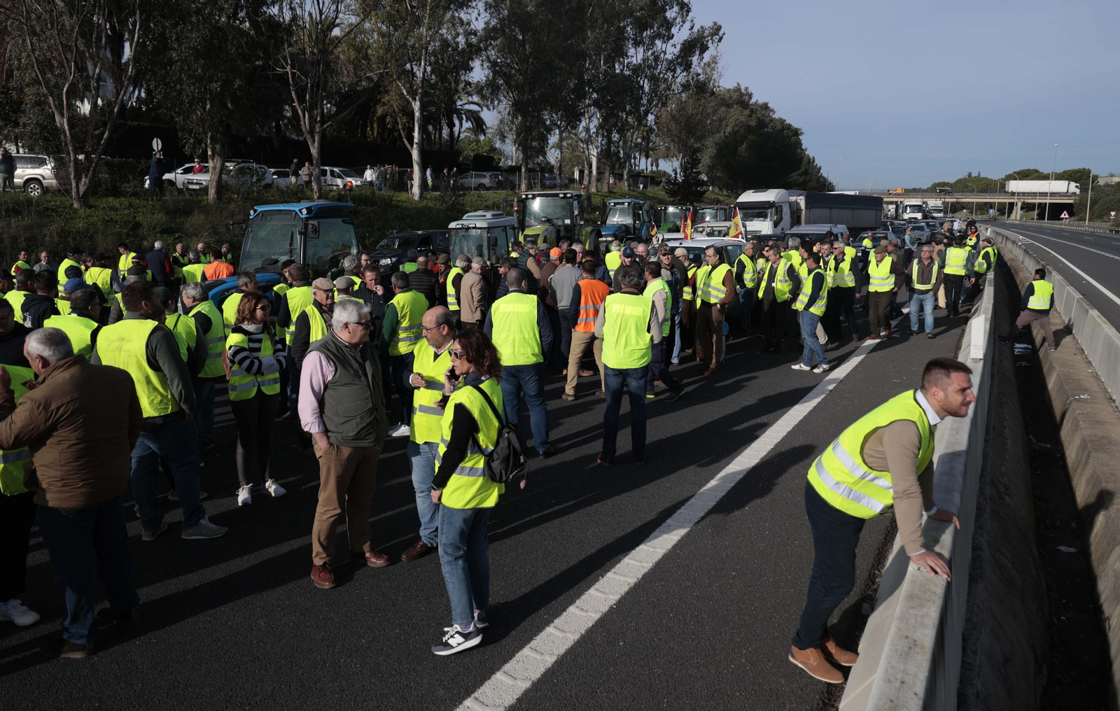Las imágenes del corte de la A-49 por la protesta de los agricultores