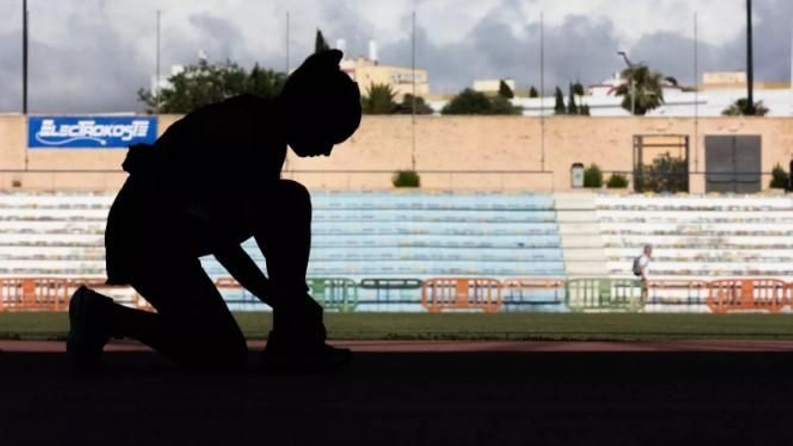 Una atleta se ajusta los cordones durante la salida del Memorial Carmona Páez en el esatdio de Bahía Sur. Una atleta se ajusta los cordones durante la salida del Memorial Carmona Páez en el esatdio de Bahía Sur.