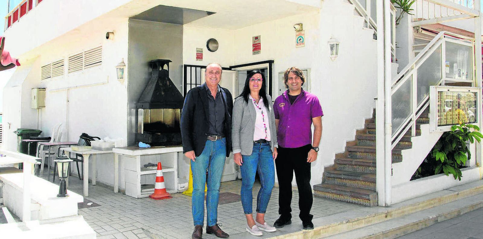 En el chiringuito Los Manueles,  junto a Manuel Villafaina junior, Lolo, dueño del establecimiento.