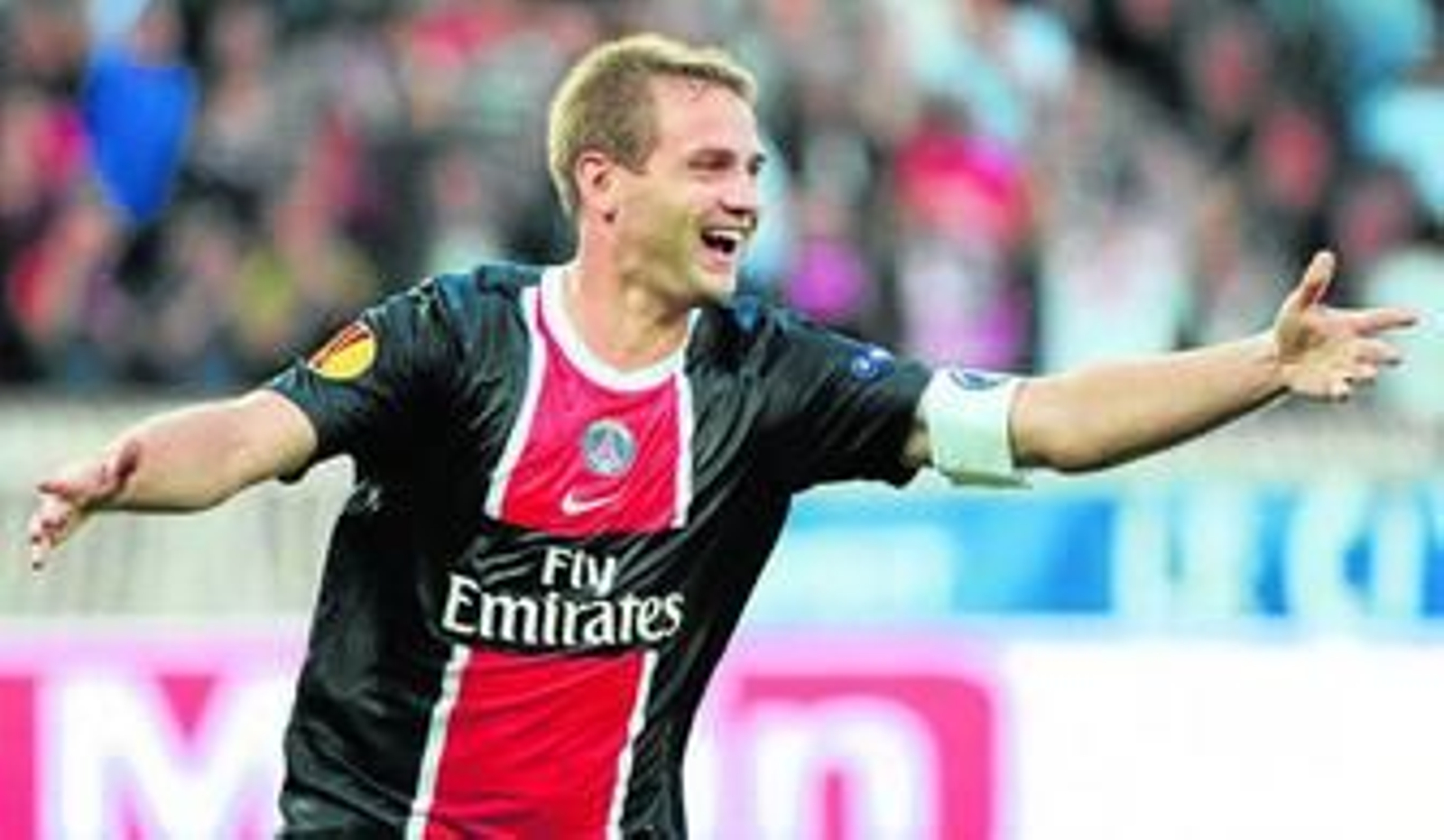 El centrocampista Mathieu Bodmer celebra un gol con la camiseta del Paris Saint Germain.