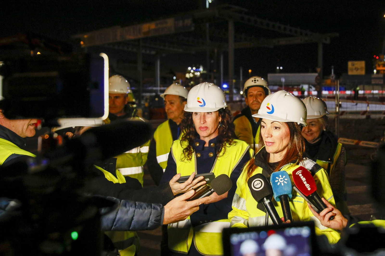 Las imágenes del derribo de la marquesina de la entrada al Puerto de Almería
