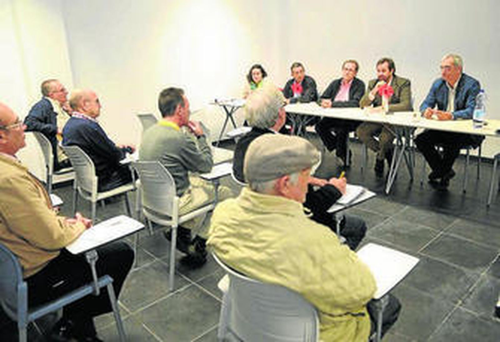 Los vecinos del Barrio Alto, en la reunión sobre la ITE.