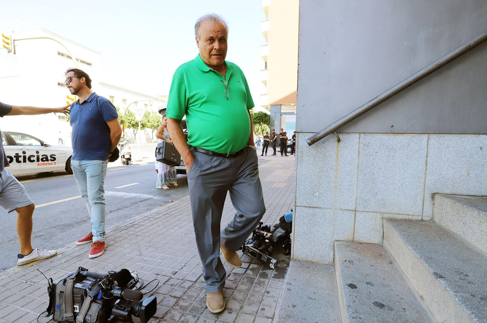 Imágenes de la vista de medidas cautelares por el apuñalamiento al jefe de la Policía Local de Punta Umbría.