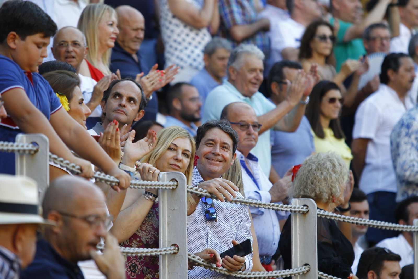 Imágenes del 'ambiente' en la corrida de toros de la Feria de Almería, con los diestros Morante de la Puebla, El Juli y Tomás Rufo