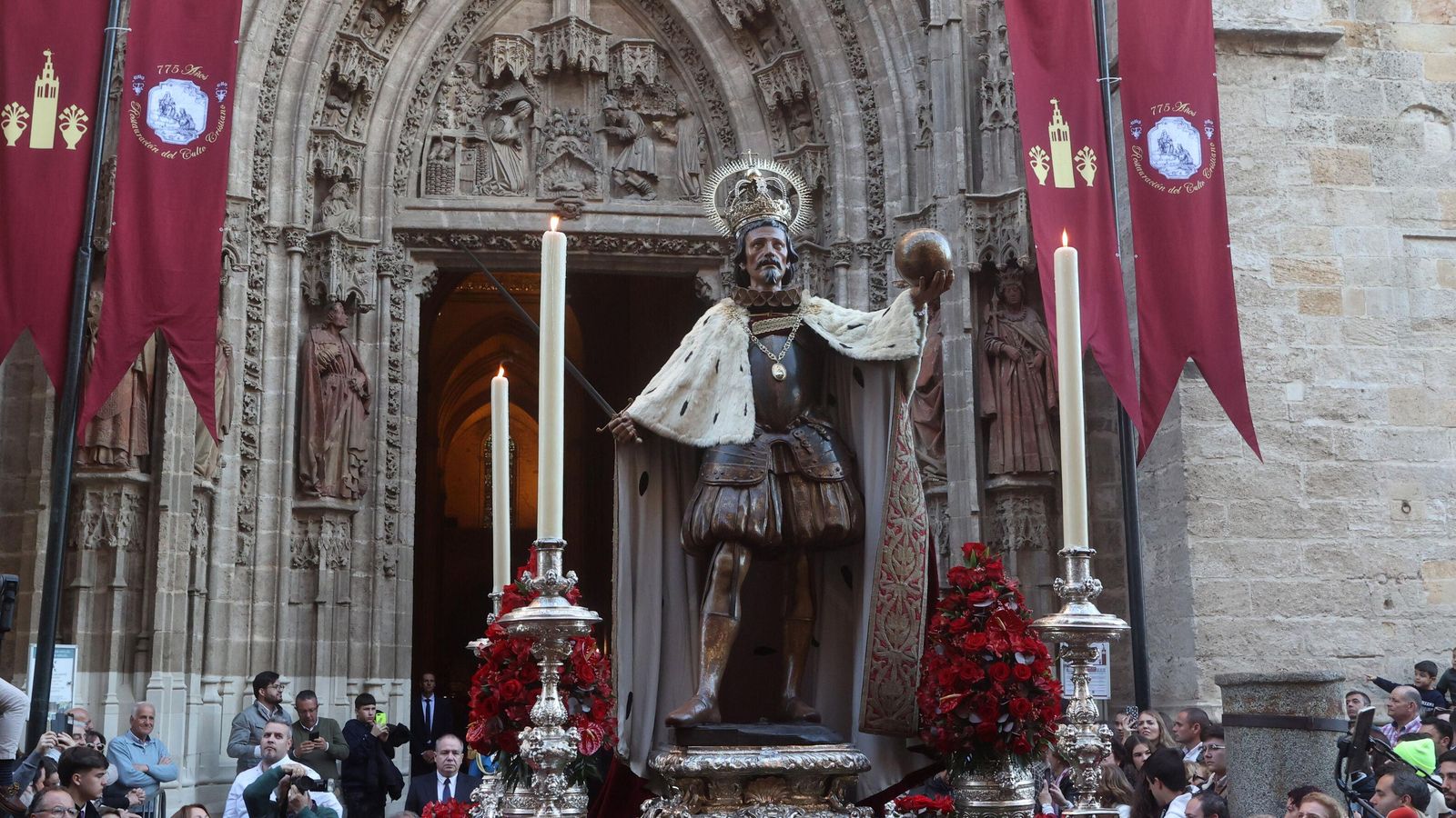 La imagen de San Fernando tras salir por la Puerta de San Miguel.