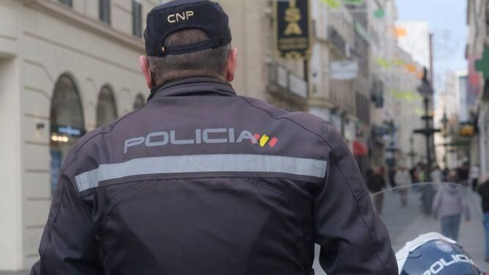 Un agente de la Policía Nacional en Córdoba Un agente de la Policía Nacional en Córdoba