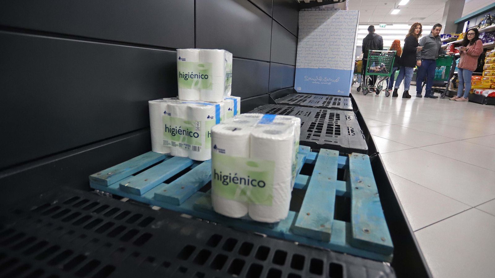 Las existencias de papel higiénico se agotaron en varios supermercados las primeras semanas de confinamiento. Las existencias de papel higiénico se agotaron en varios supermercados las primeras semanas de confinamiento.