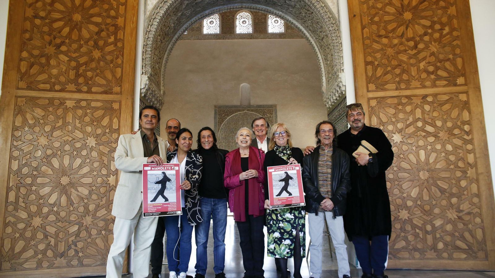 El bailaor granadino junto a sus amigos artistas, antes de la mesa redonda sobre el maestro. El bailaor granadino junto a sus amigos artistas, antes de la mesa redonda sobre el maestro.