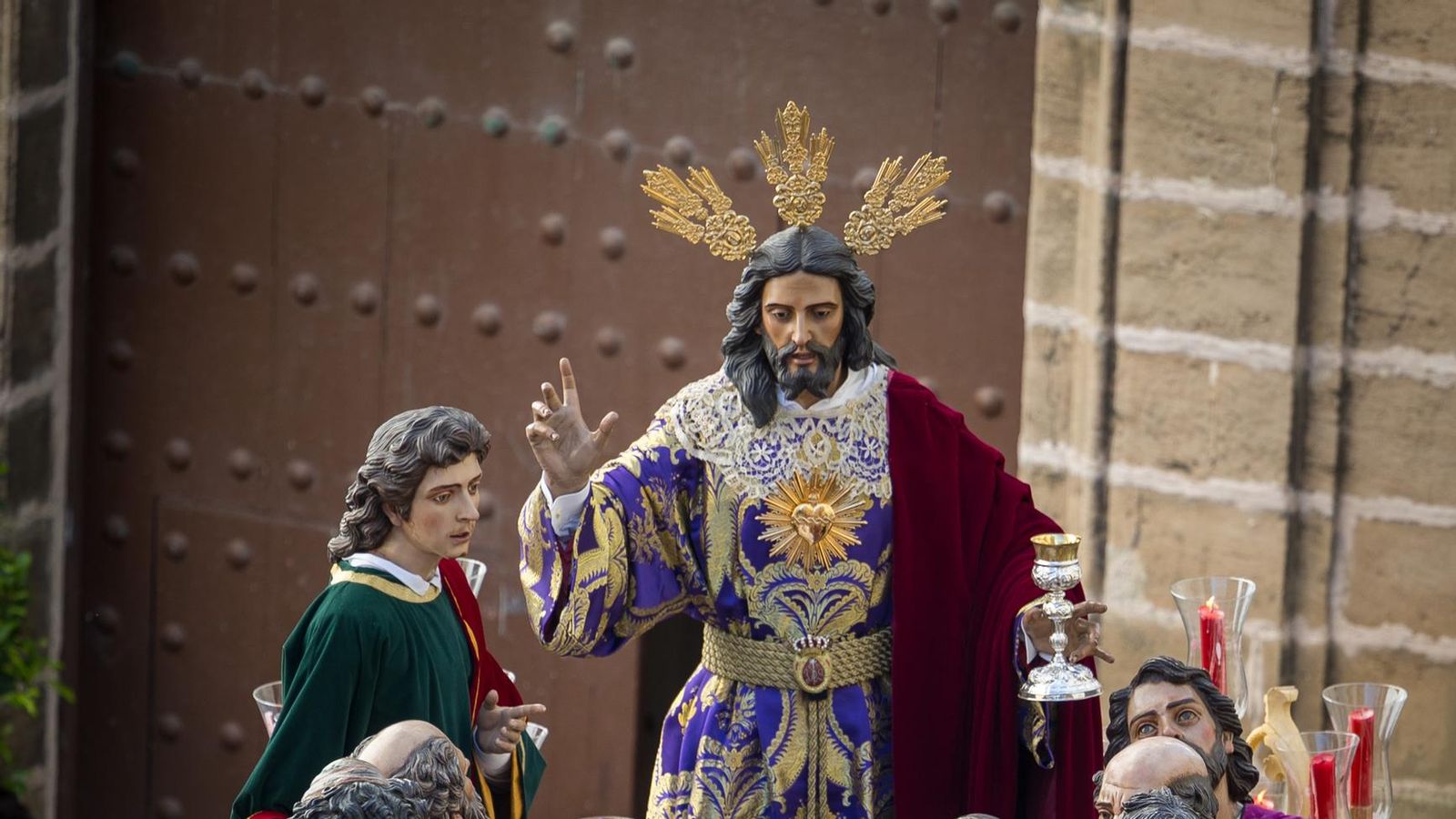 Imágenes de la salida de la Sagrada Cena en la Semana Santa de Cádiz 2025