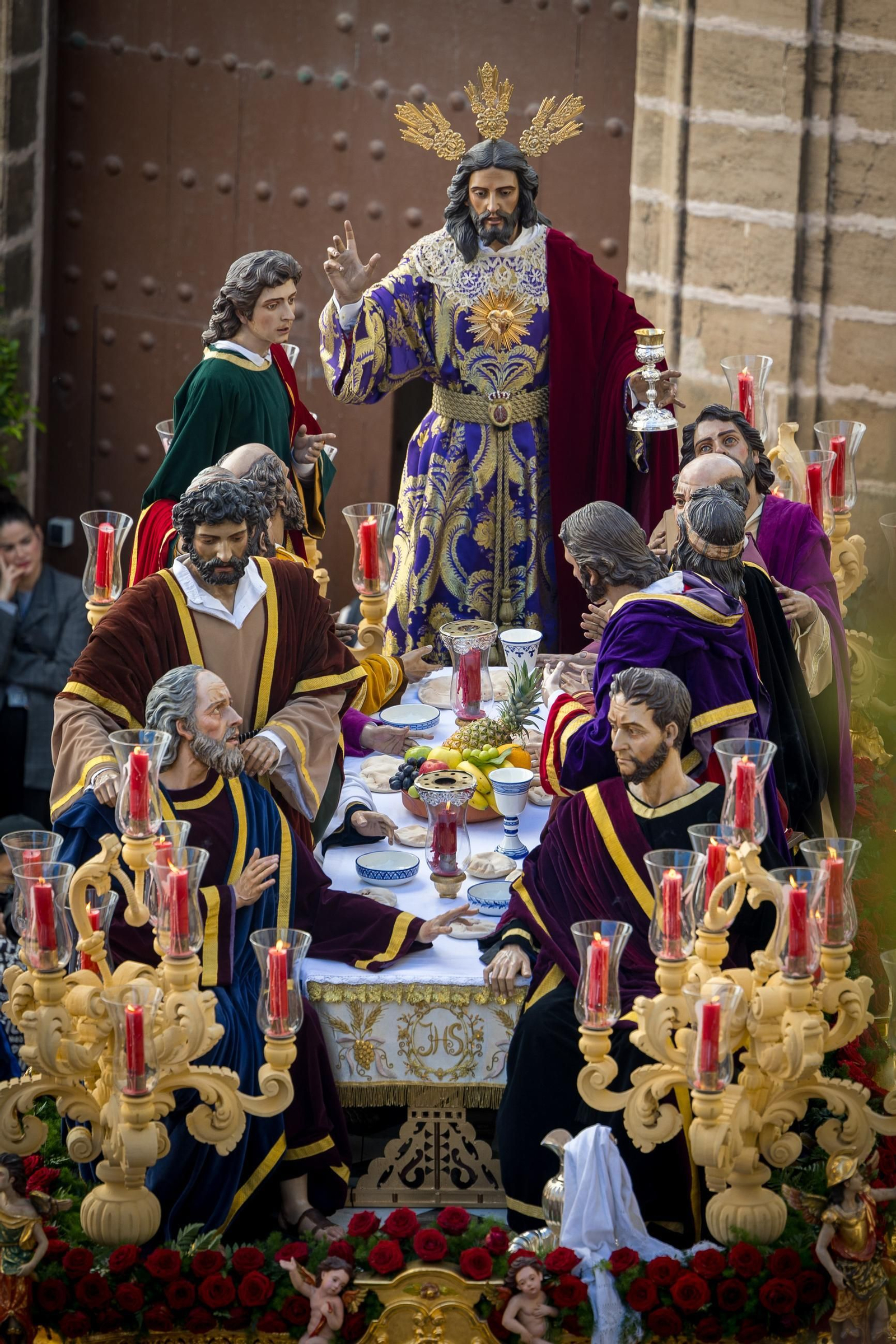 Imágenes de la salida de la Sagrada Cena en la Semana Santa de Cádiz 2025