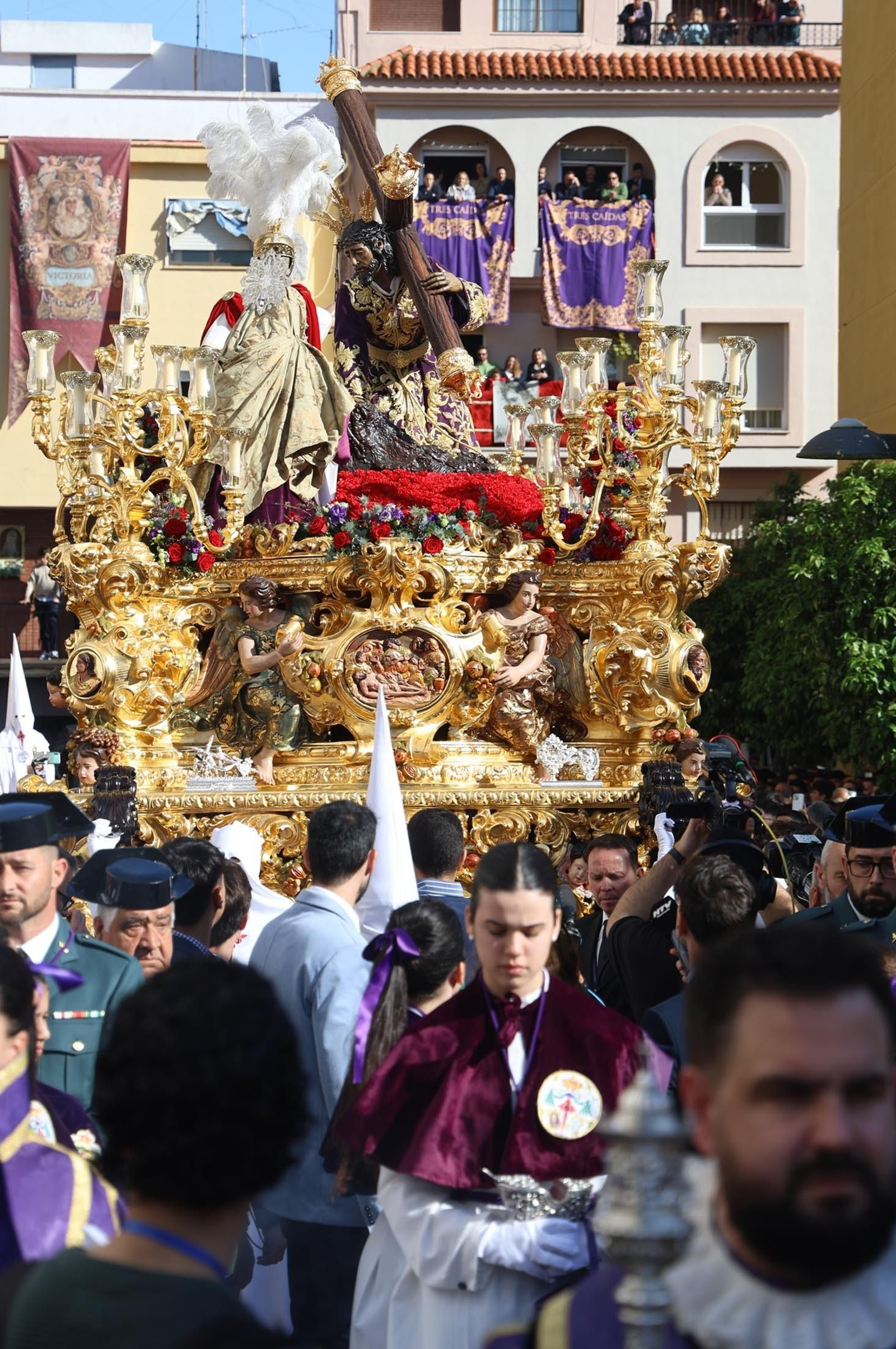 Las mejores imágenes del Lunes Santo en Huelva: Hermandad de las Tres Caídas