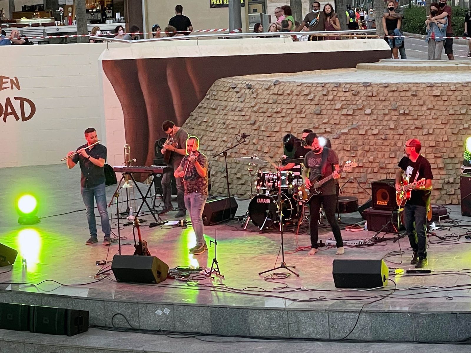 La Ambulancia Irlandesa durante su actuación en el Anfiteatro.