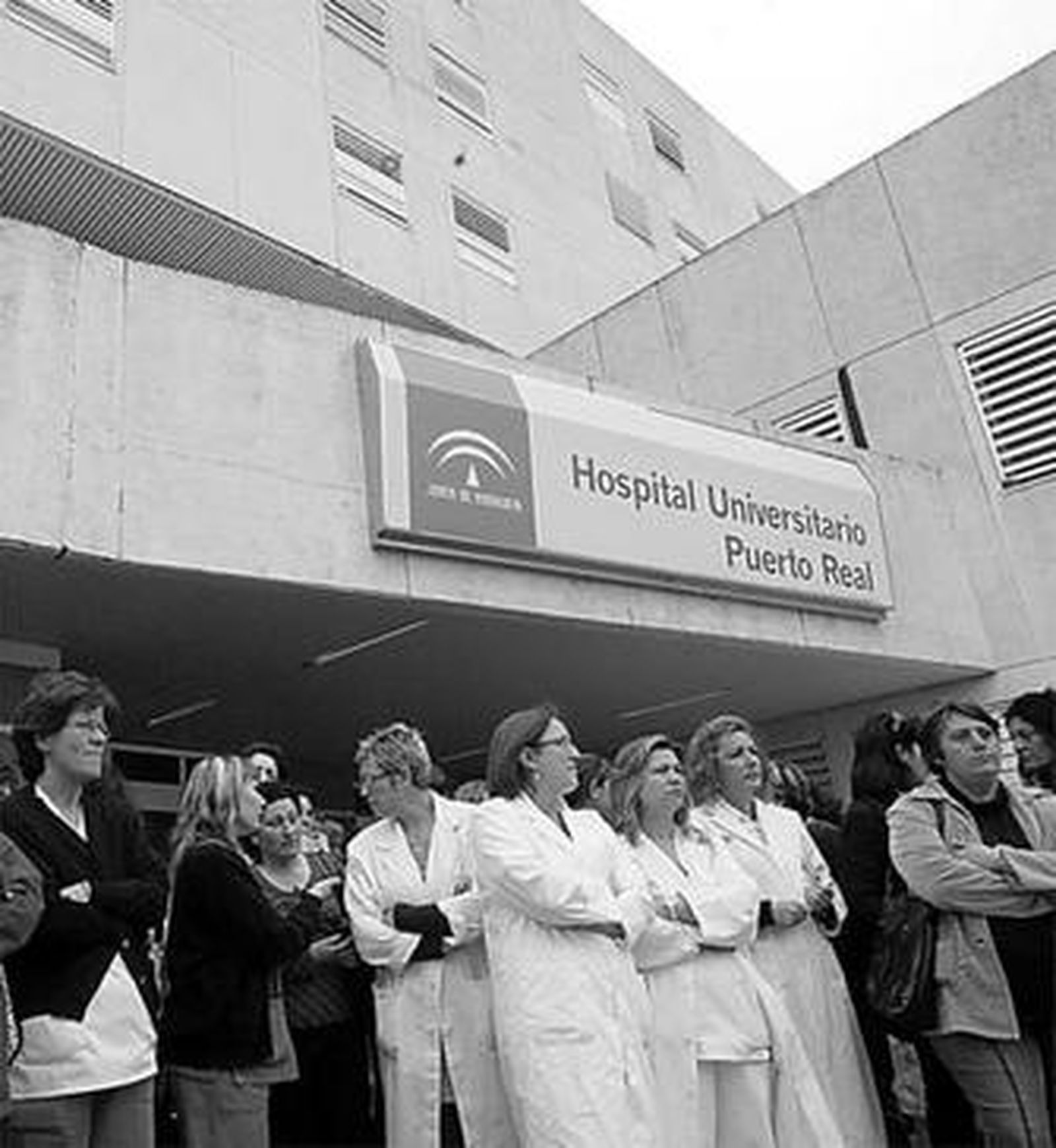Los trabajadores se concentraron ayer en la puerta del hospital.