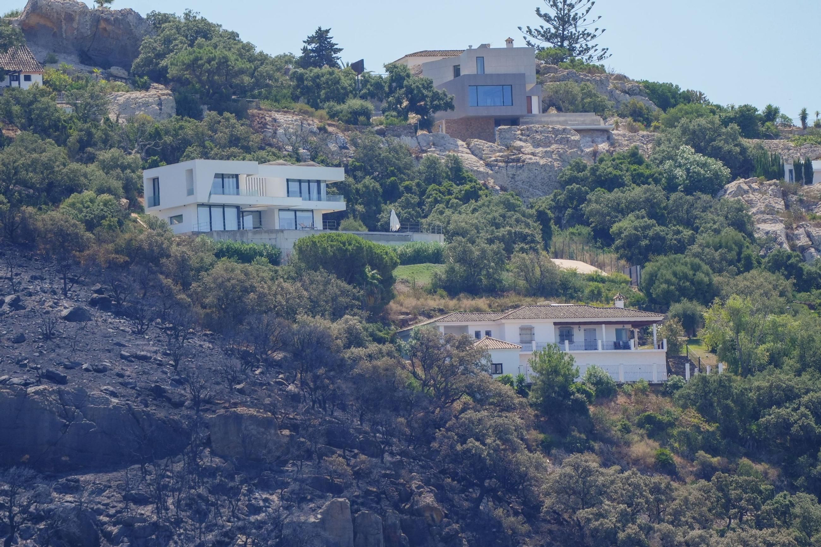 El fuego de Tarifa se ha quedado muy cerca de algunas viviendas de la zona.