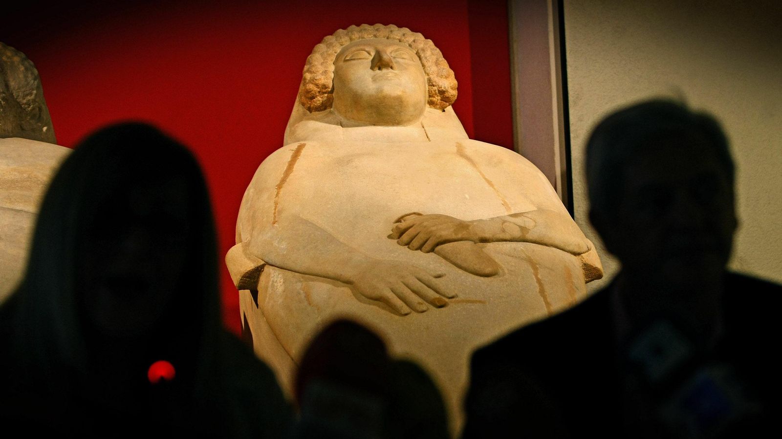 El sarcófago fenicio femenino del museo de Cádiz.