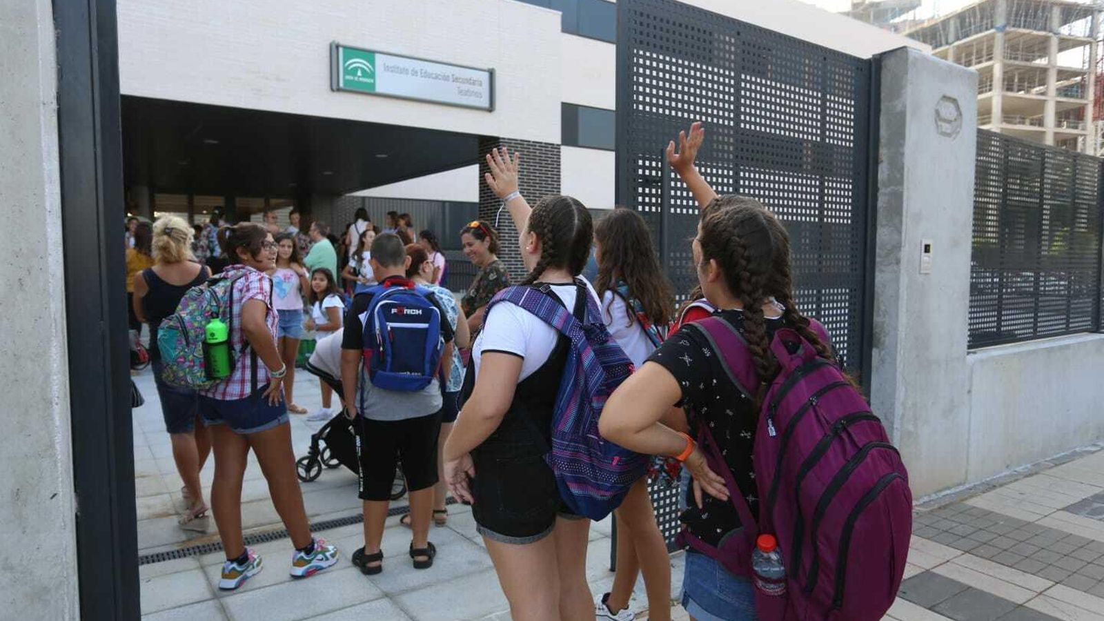 Los primeros saludos de la jornada inaugural de este lunes.