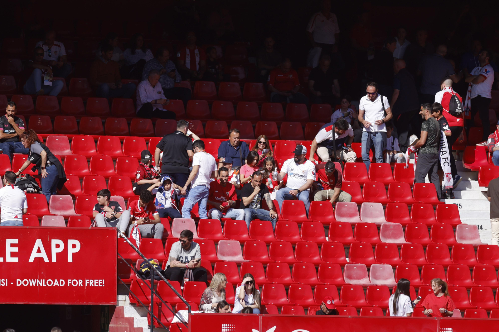 Búscate en las fotos del Sevilla-Almería