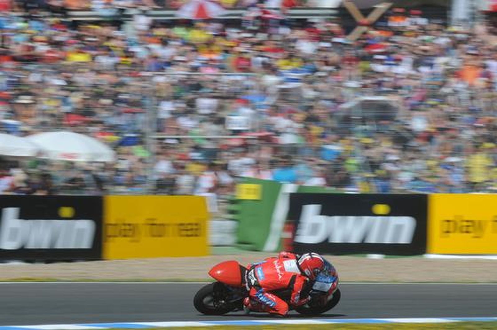 Pol Espargaró lidera el festival español en 125cc, secundado por Nico Terol y Esteve Rabat. 

Foto: Juan Carlos Toro y Manuel Aranda