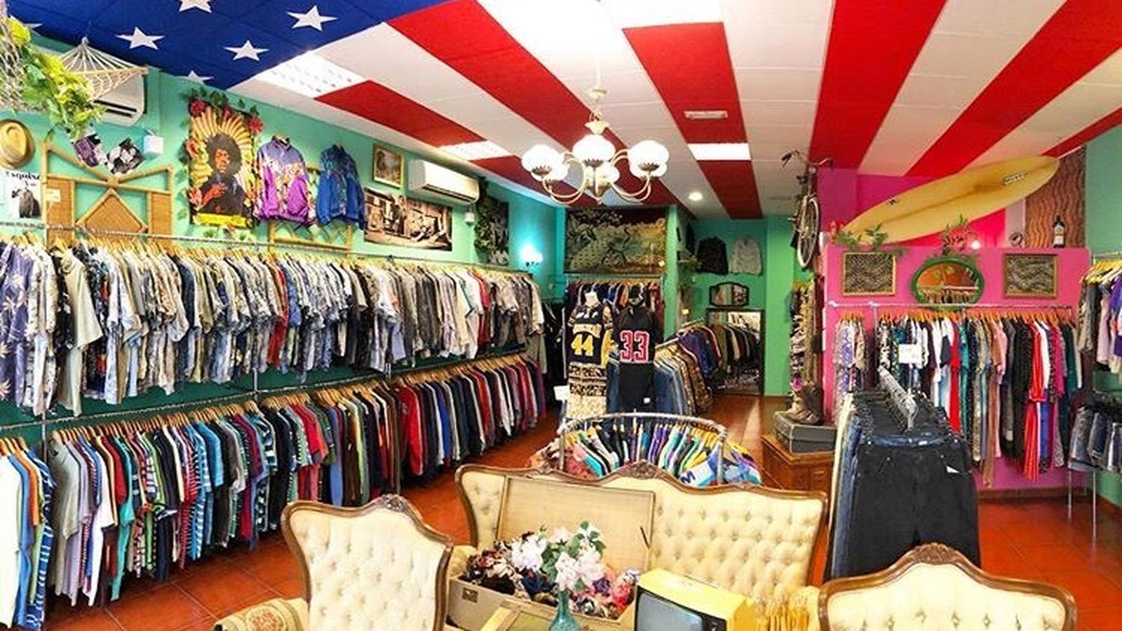 En Flamingos lucen con orgullo la bandera estadounidense.