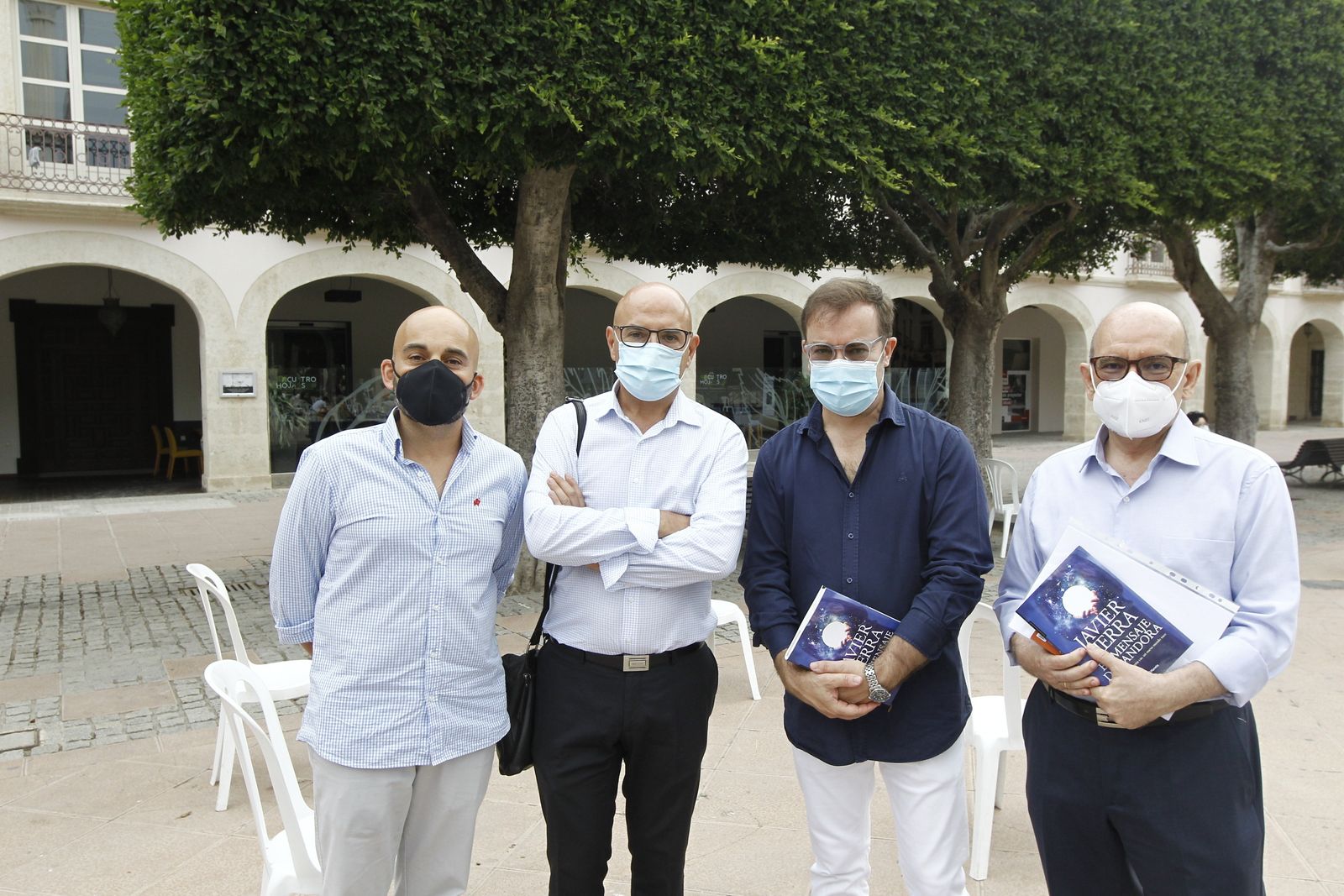Fotogalería El Diario de los Libros, con el escritor Javier Sierra.