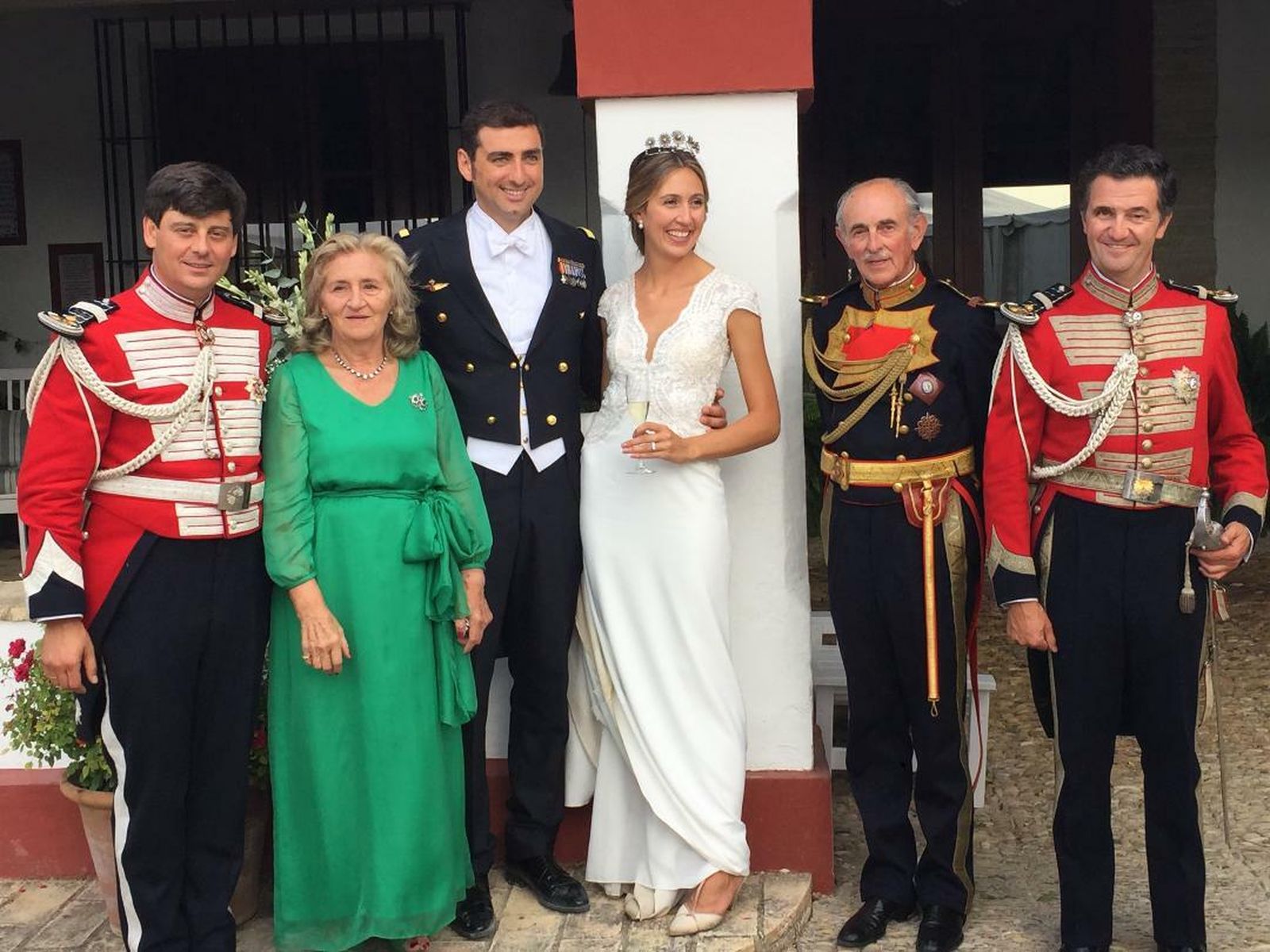 El matrimonio Pérez Morenés con los marqueses de Villarreal de Burriel y Tomás y Felipe Morenés.