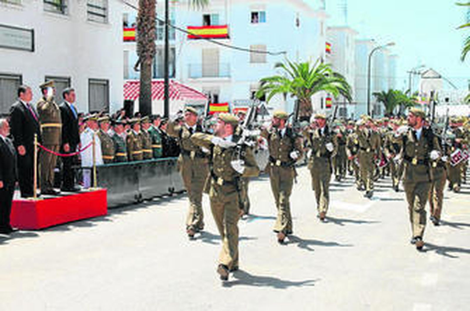 Un desfile militar de varias compañías de artilleros cerró el acto de jura de bandera civil vivido ayer en Vejer.