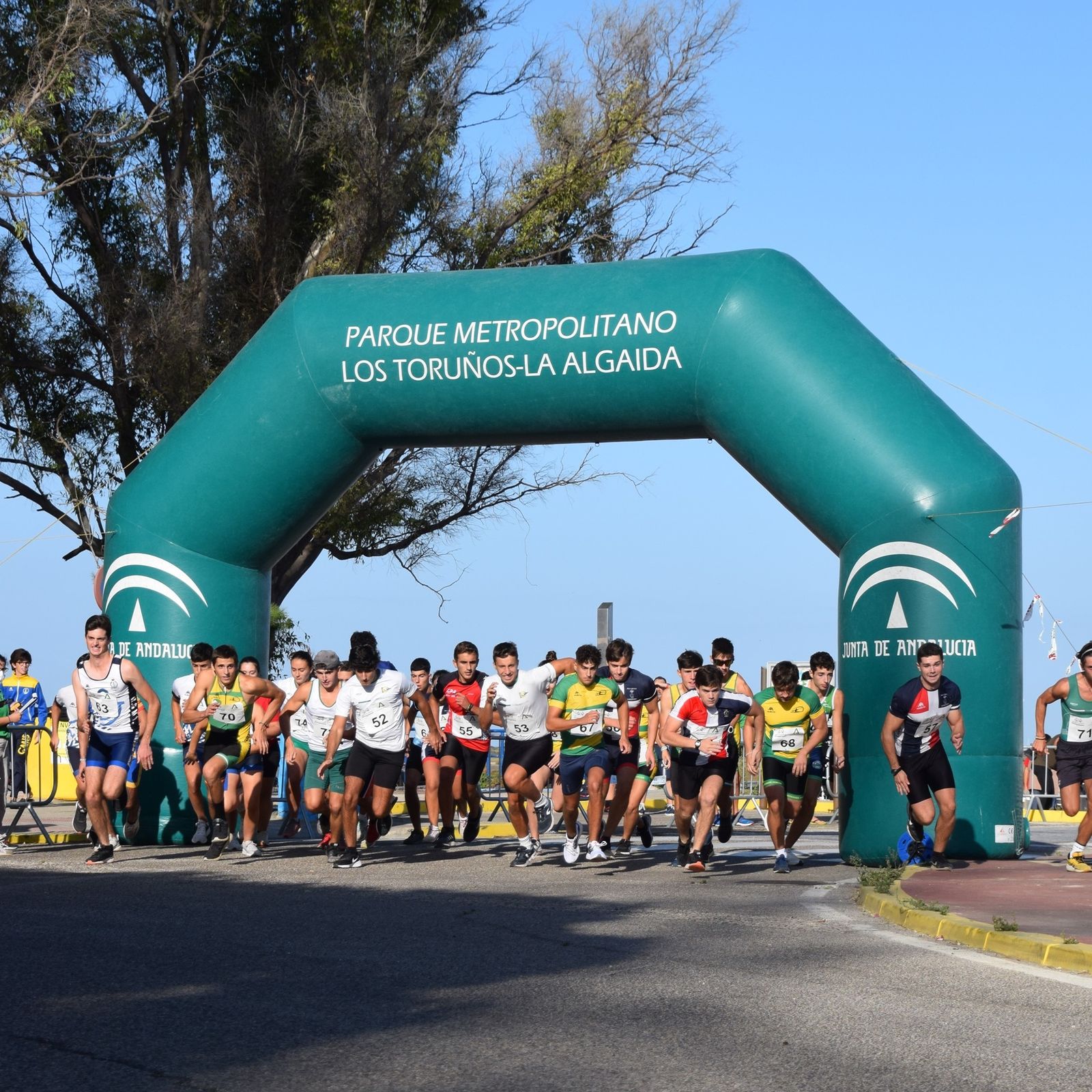 Salida de los participantes en la prueba a pie