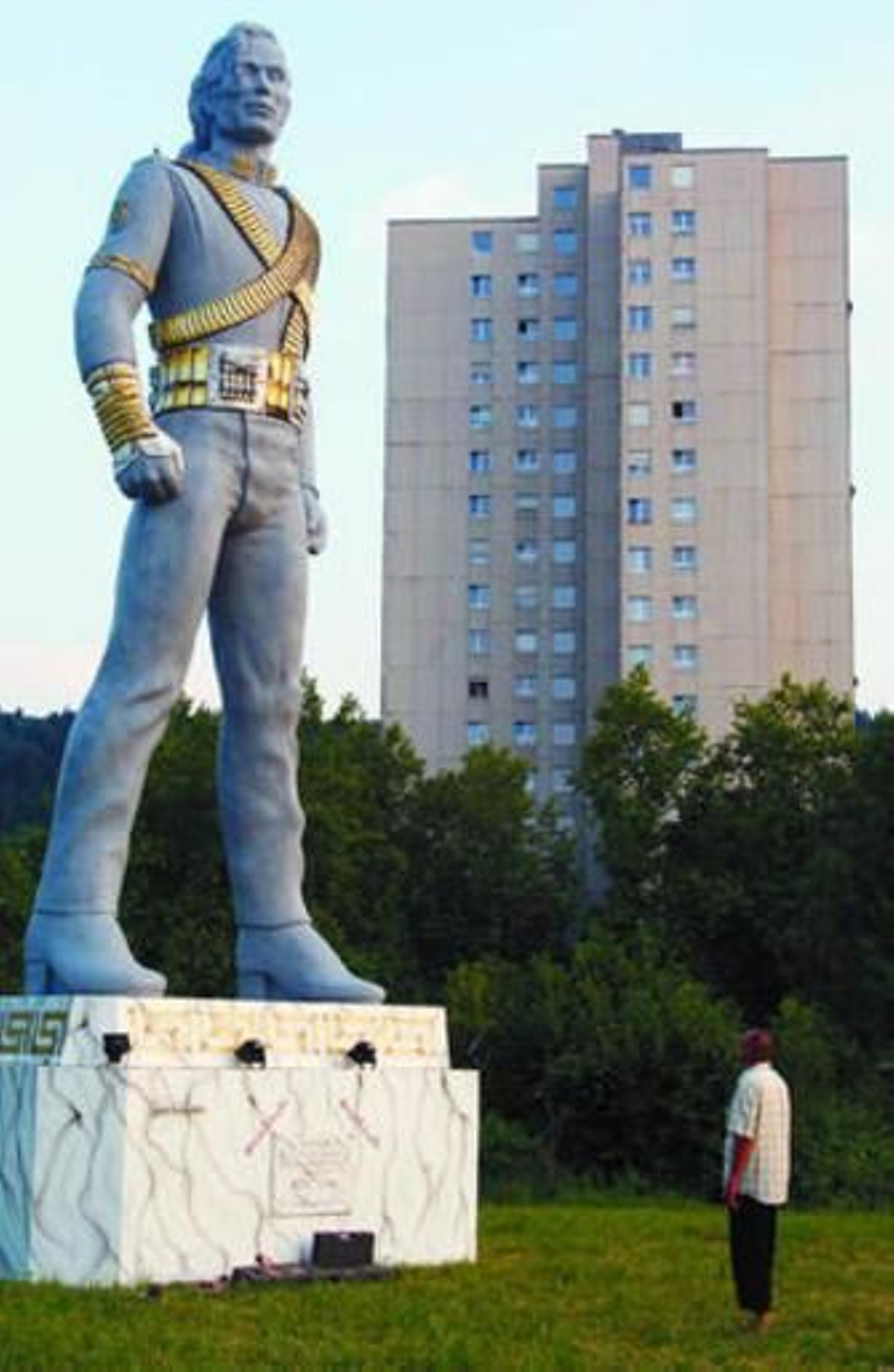Un hombre, ante una estatua de Jackson en Regensdorf (Suiza).