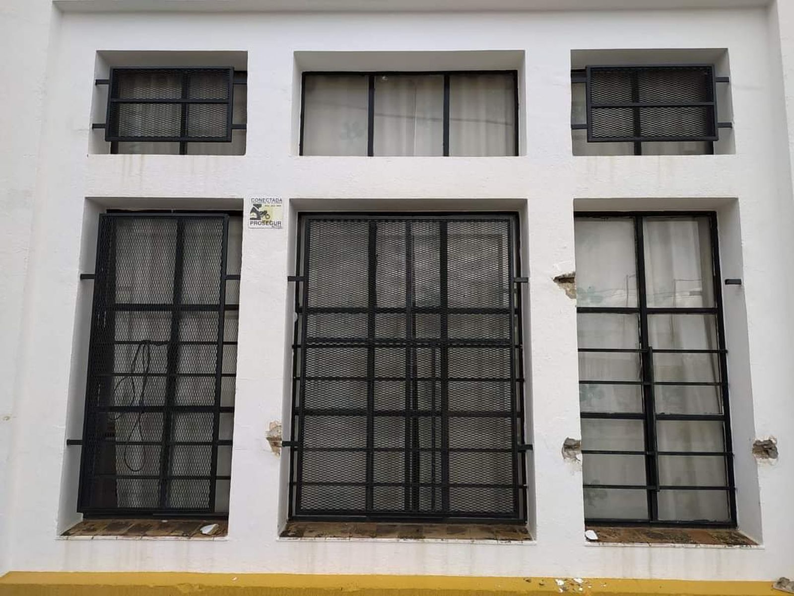 Reja arrancada en la peña flamenca de La Barca.