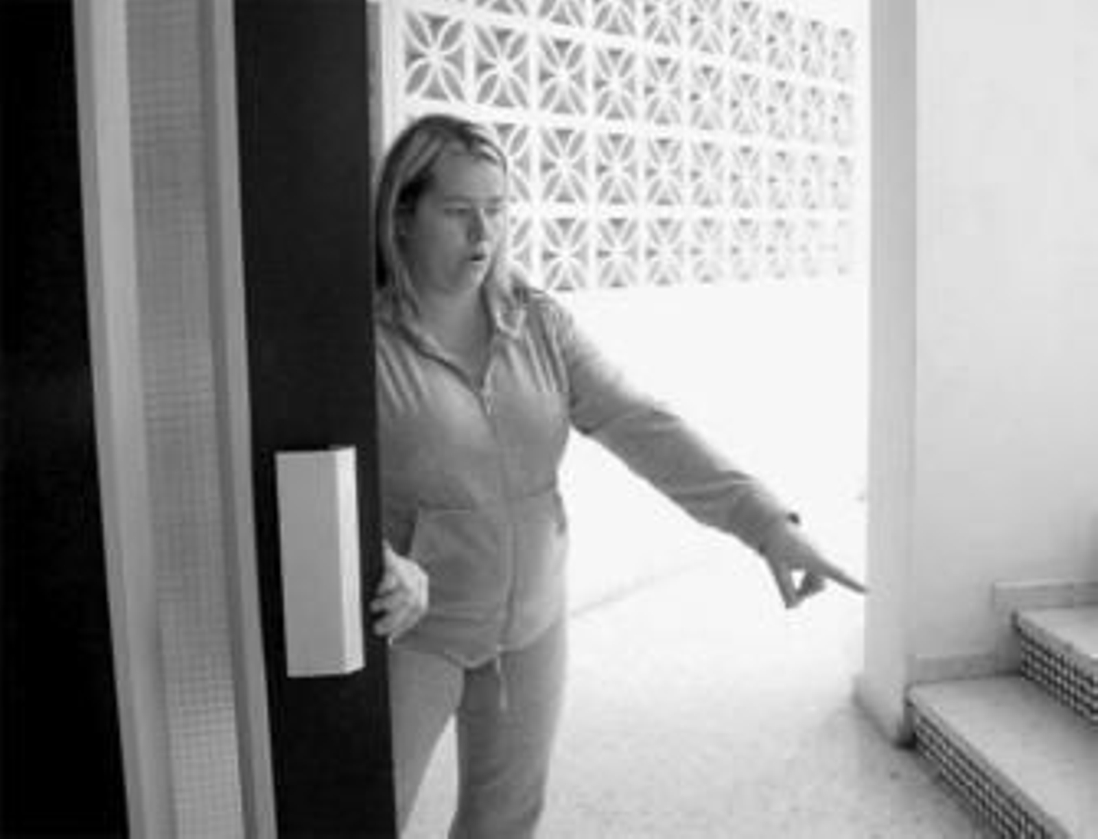 Inmaculada Soria, la madre de la menor, señala el lugar donde se produjo el intento de rapto.