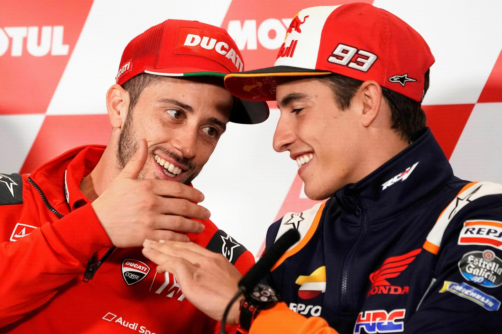 Márquez y Dovizioso charlan durante la rueda de prensa de Motegi.