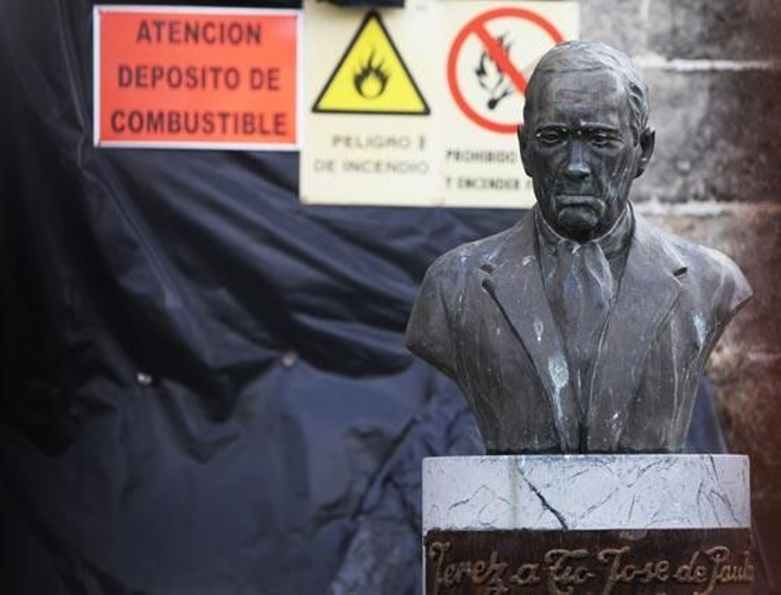 Tío José de Paula, entre vallas, en las obras de Santiago. 

Foto: Vanesa Lobo