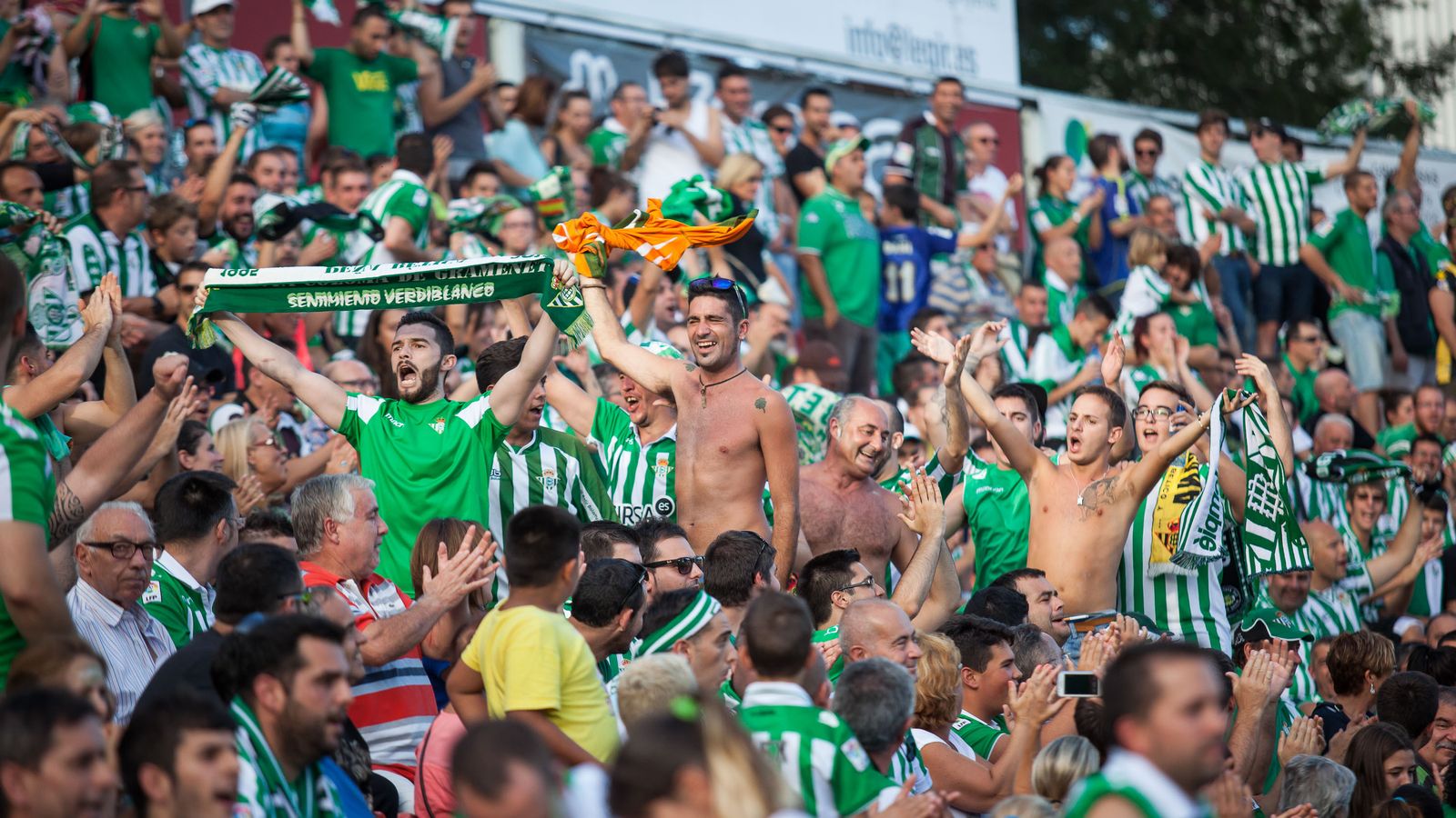 Aficionados béticos, en la grada de Montilivi.