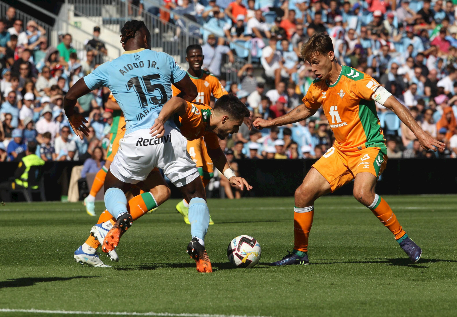 Canales se dispone a recibir el balón en un lance entre Aidoo y Álex Moreno del Celta-Betis de este curso.