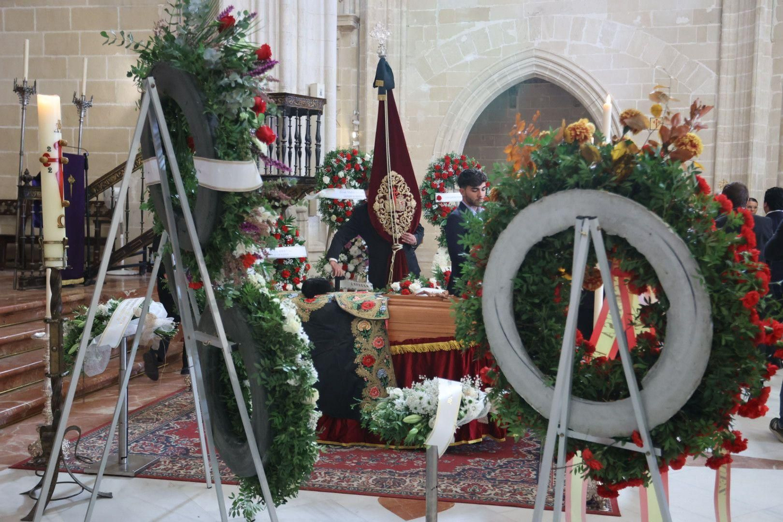 Así es la capilla ardiente de Rafael de Paula en Santiago: capote, montera y la bandera gitana