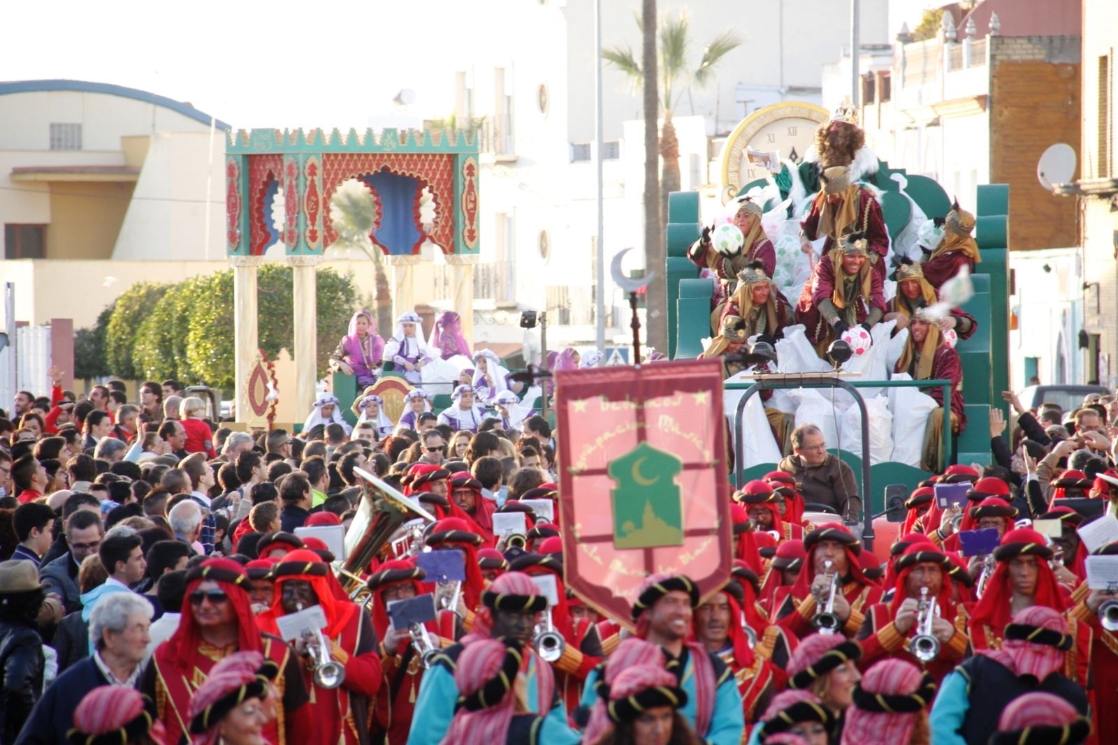 Animación en las calles de Los Palacios durante la Cabalgata del año pasado.