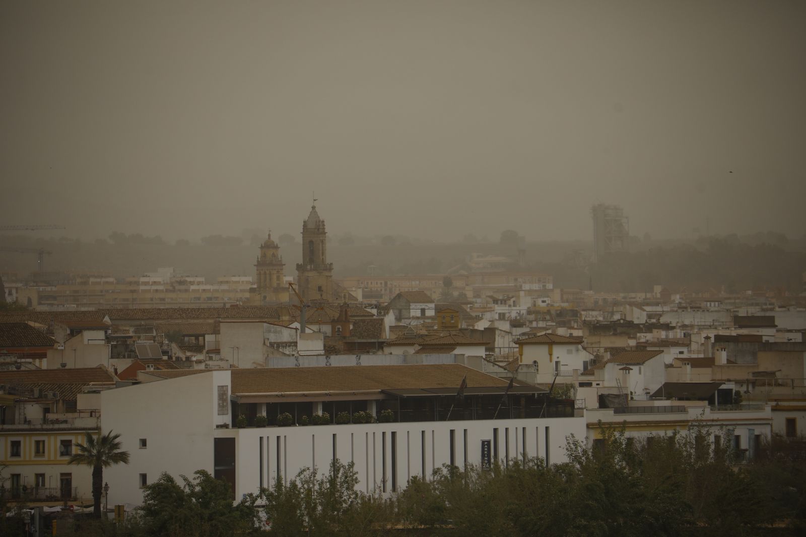 Las imágenes del segundo día de calima en Córdoba: llega el barro