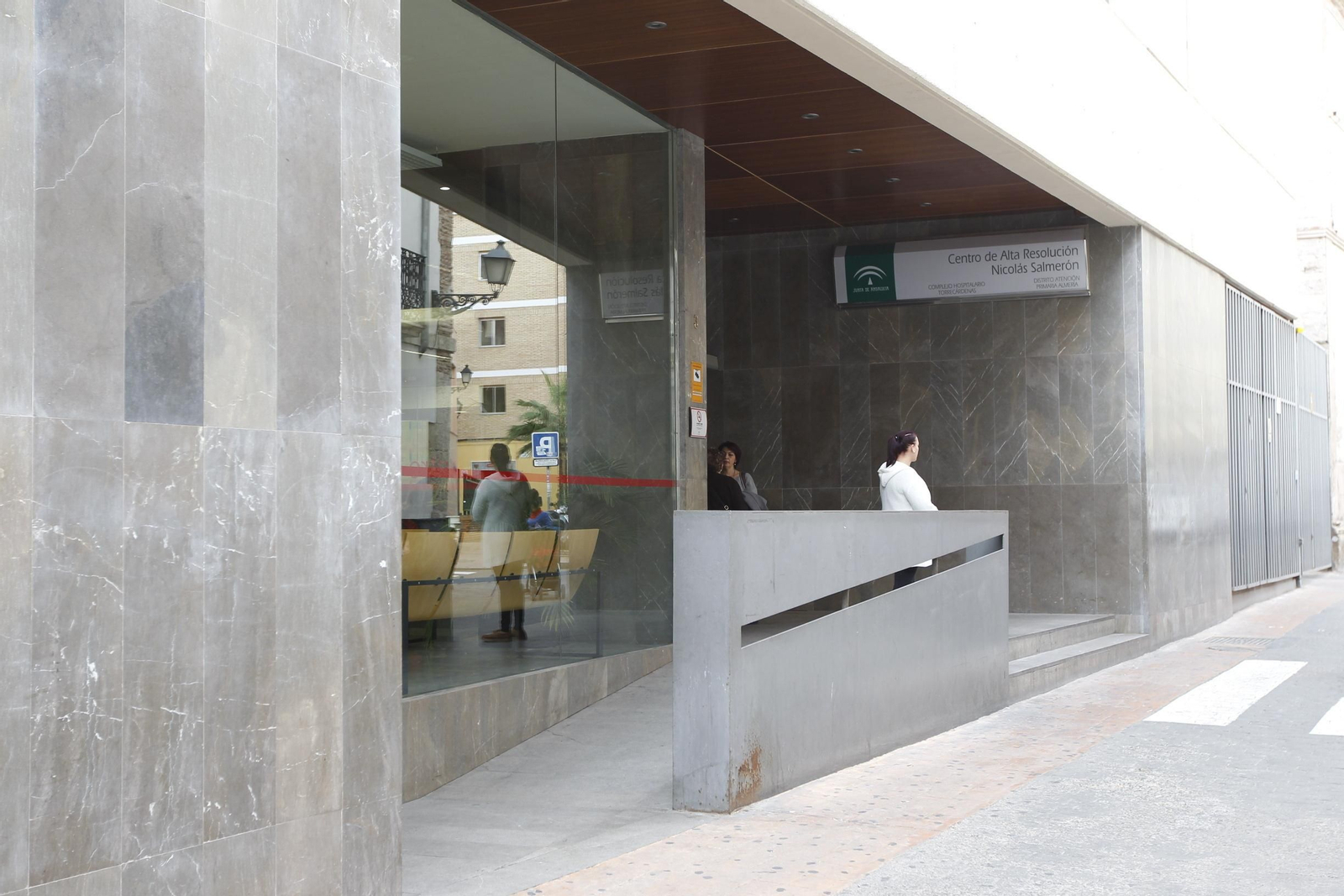 Acceso principal al CARE Nicolás Salmerón en el casco histórico de la capital.