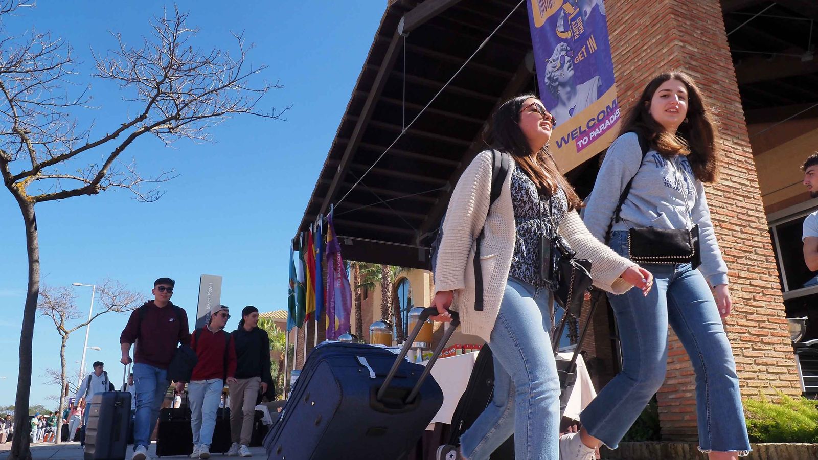 Los jóvenes son recibidos en Punta Umbría bajo el lema 'Wellcome to Paradise'